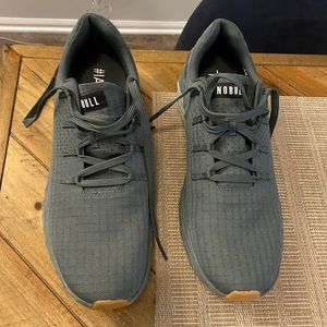 NOBULL MEN'S GUM RIPSTOP RUNNER. DARK GREY. SIZE 9.